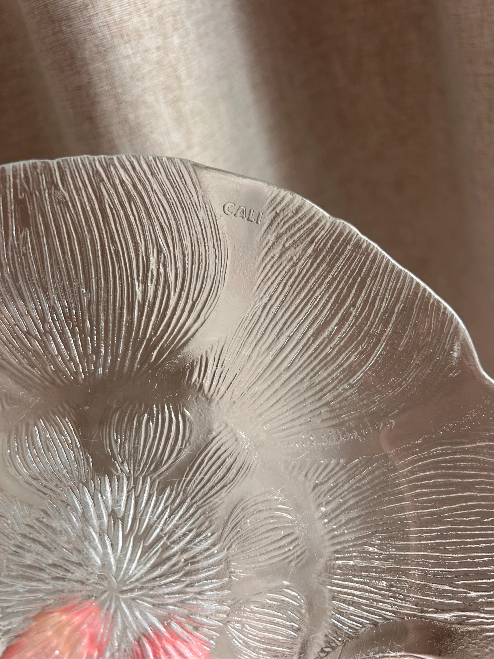 Vintage textured molded glass bowl / plate CALI France – Flower Decor – 19 cm – photo 3